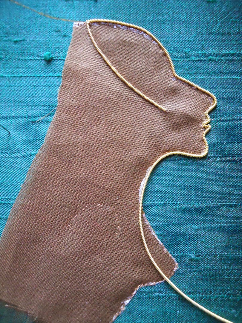 Marking the outline of face and body with pearl purl